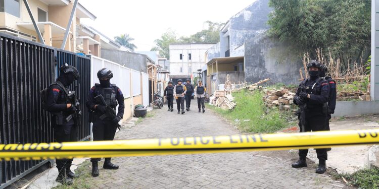 Polisi Temukan Bahan-bahan Peledak di Rumah Terduga Teroris