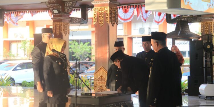 Bupati Ikfina Lantik Kadis dan Pejabat Fungsional di Lingkungan Pemkab Mojokerto