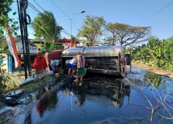 Polisi dan Warga Bantu Evakuasi Truk Minyak Goreng 7 Ton Terguling di Mojokerto