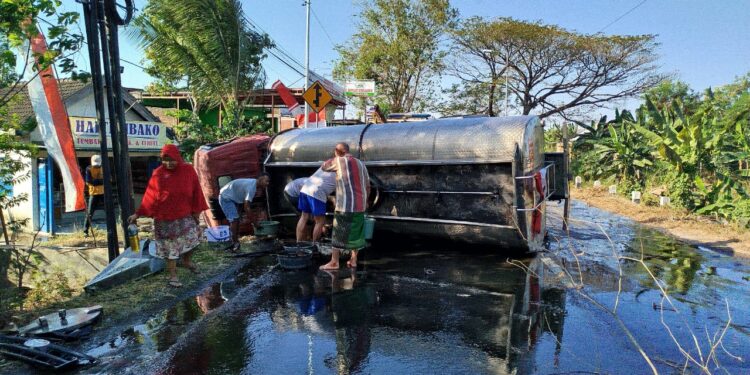 Polisi dan Warga Bantu Evakuasi Truk Minyak Goreng 7 Ton Terguling di Mojokerto