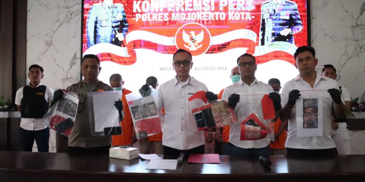 Polres Mojokerto Kota Tindak Tegas Pelaku Judi Online Amankan 5 Penjual Chip