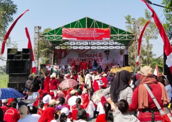 Memperingati HUT RI Ke 79 Warga Sooko Bersama Bupati Ikfina Gelar Jalan Santai