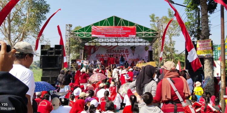 Memperingati HUT RI Ke 79 Warga Sooko Bersama Bupati Ikfina Gelar Jalan Santai