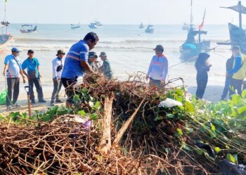 Wujudkan Kepedulian Lingkungan, Koramil Bancar Tuban dan Warga Serta Mahasiswa Bersihkan Sampah Pantai ﻿