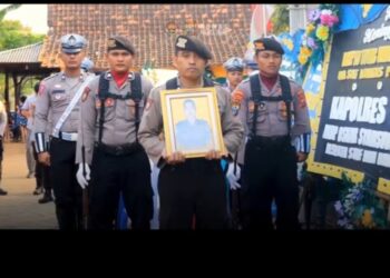 Beri Penghormatan Terakhir, Kapolres Tuban Pimpin Upacara Persemayaman dan pemakaman Almarhum Briptu Toyib Widiyantoro, S.H