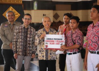 Sekda Tuban Serahkan Rekening Tabungan Program di Hari Indonesia Menabung 2024