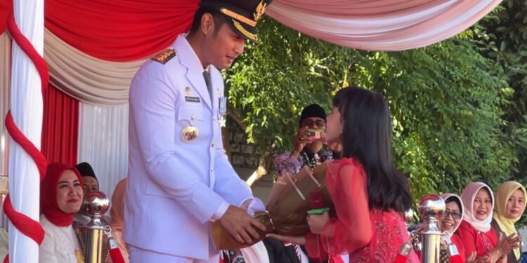 SAFIRA PUTERI CALESTYN, PENYANYI CILIK BERBAKAT DAPAT APRESIASI MAS LINDRA