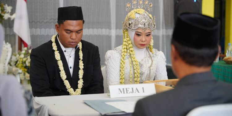 Kecamatan Semanding Gelar Nikah Berkah Dalam Rangka HUT RI Ke – 79