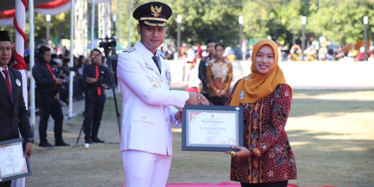 Sebagai Penggerak UMKM Tuban, Elis Nur Hayati Diganjar Penghargaan Oleh Bupati Tuban