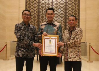 Didampingi Kadis Kopumdag Bupati Tuban Terima Tanda Jasa Bakti Koperasi dan UKM