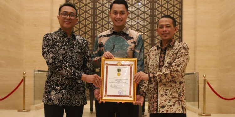 Didampingi Kadis Kopumdag Bupati Tuban Terima Tanda Jasa Bakti Koperasi dan UKM