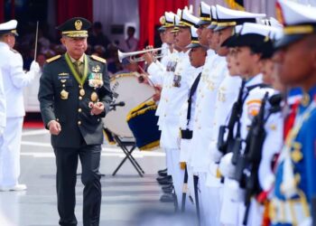 Panglima TNI Pimpin Upacara HUT Ke-79 TNI AL Di Perairan Teluk Jakarta