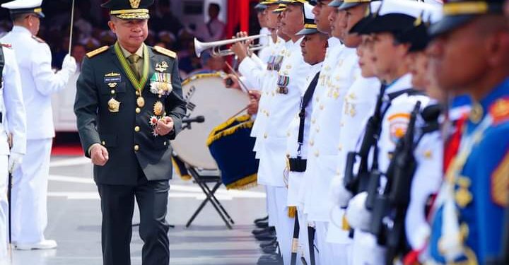 Panglima TNI Pimpin Upacara HUT Ke-79 TNI AL Di Perairan Teluk Jakarta