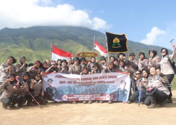 Hari Jadi ke -76 Polwan Polres Mojokerto Kibarkan Bendera Merah Putih di Puncak Gunung Pundak