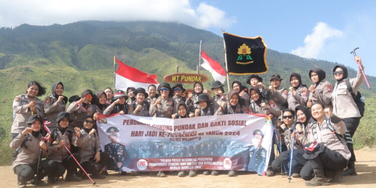 Hari Jadi ke -76 Polwan Polres Mojokerto Kibarkan Bendera Merah Putih di Puncak Gunung Pundak