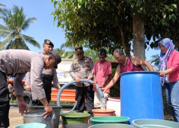 Polres Malang Salurkan Bantuan Air Bersih di Dua Desa