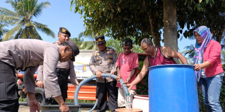 Polres Malang Salurkan Bantuan Air Bersih di Dua Desa