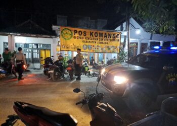 Polisi Bersama Tim SAR Berhasil Temukan Korban yang Menceburkan Diri di Sungai Brantas