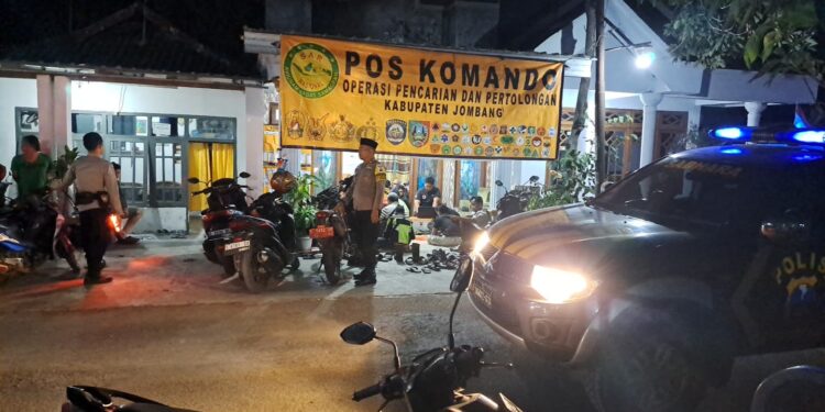 Polisi Bersama Tim SAR Berhasil Temukan Korban yang Menceburkan Diri di Sungai Brantas