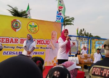 Bupati Mojokerto, Ikfina Fahmawati,melakukan Senam Sehat dan Sebar Buah Mojo bersama Masyarakat Gondang