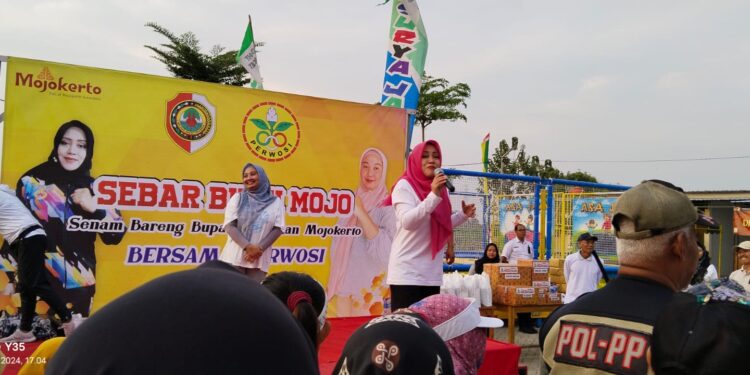 Bupati Mojokerto, Ikfina Fahmawati,melakukan Senam Sehat dan Sebar Buah Mojo bersama Masyarakat Gondang