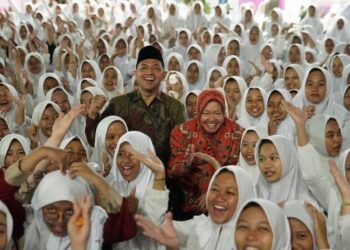 Risma dan Gus Hans Temui Ribuan Santri Santriwati di Jombang
