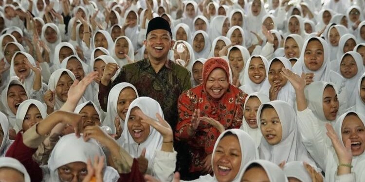 Risma dan Gus Hans Temui Ribuan Santri Santriwati di Jombang