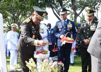 Wujud Cinta Kepada Para Pahlawan, Jelang HUT ke-79 TNI, Kasad Ziarah di TMP Kalibata