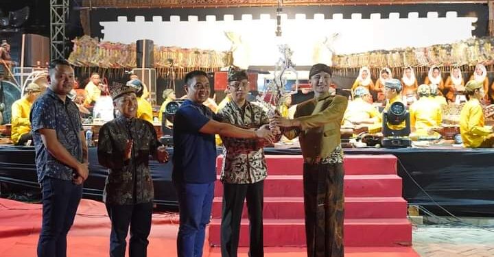 Awali peringatan Hari Jadinya ke – 731, Pemkab Tuban menggelar Pagelaran Wayang Kulit di Tuban Abirama