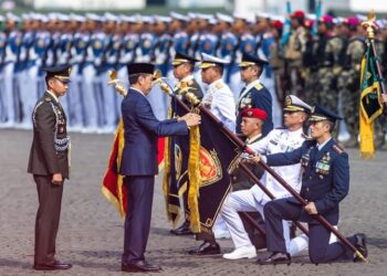 PENGANUGERAHAN TANDA KEHORMATAN SAMKARYANUGARAHA KEPADA SATUAN BRAVO 90 KOPASGAT