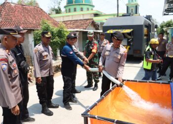 Mobil AWC Polres Mojokerto Kota Keliling Desa Pasok Air Bersih Untuk Warga