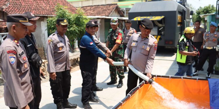 Mobil AWC Polres Mojokerto Kota Keliling Desa Pasok Air Bersih Untuk Warga