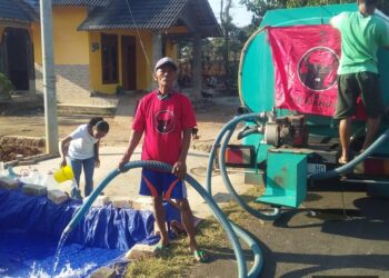 PDIP Kabupaten Tuban Memberikan Bantuan Air Bersih di Desa Penambangan Semanding Tuban