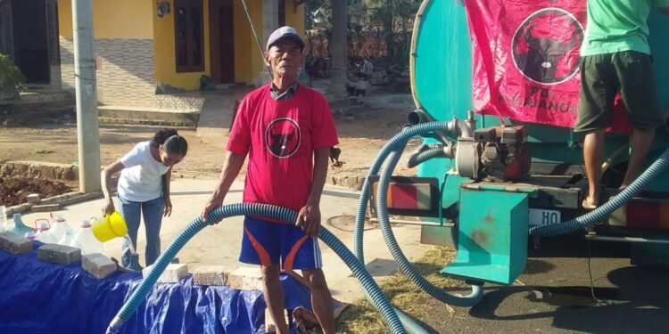 PDIP Kabupaten Tuban Memberikan Bantuan Air Bersih di Desa Penambangan Semanding Tuban