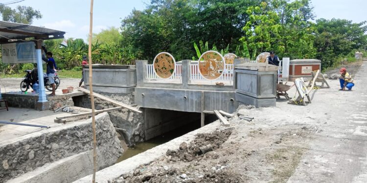 Minim APD dan hinaan terhadap wartawan, Proyek jembatan rejosari III madiun di sorot
