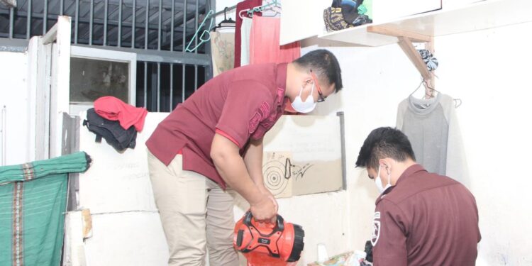 Deteksi Dini Keamanan, Lapas I Madiun Gelar Pemeriksaan Kamar Hunian di Malam Hari