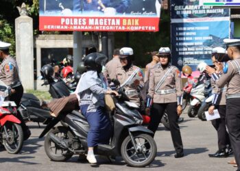 Aksi Humanis Polres Magetan di Operasi Zebra Semeru 2024, Berbagi Coklat Hingga Bunga untuk Pengendara
