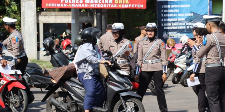Aksi Humanis Polres Magetan di Operasi Zebra Semeru 2024, Berbagi Coklat Hingga Bunga untuk Pengendara