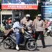 Aksi Humanis Polres Magetan di Operasi Zebra Semeru 2024, Berbagi Coklat Hingga Bunga untuk Pengendara
