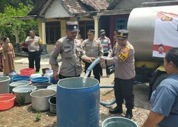 Wujud Kepedulian Terhadap Masyarakat, Kapolsek Jetis Berbagi Air Bersih