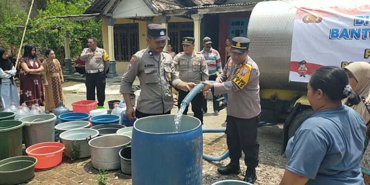 Wujud Kepedulian Terhadap Masyarakat, Kapolsek Jetis Berbagi Air Bersih
