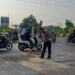 Mencegah Terjadinya Laka Lantas, Polisi Polres Mojokerto Kota  Bersihkan Tumpahan Minyak di Jalan