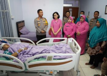 Kapolres Mojokerto Kota di Dampingi Bhayangkari, Jenguk Keluarga Korban Pohon Tumbang