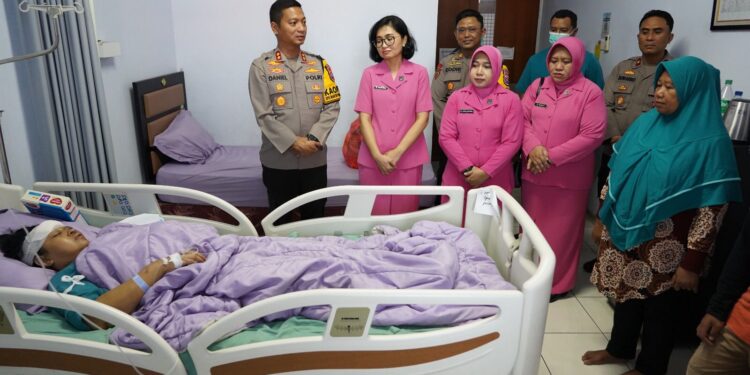 Kapolres Mojokerto Kota di Dampingi Bhayangkari, Jenguk Keluarga Korban Pohon Tumbang