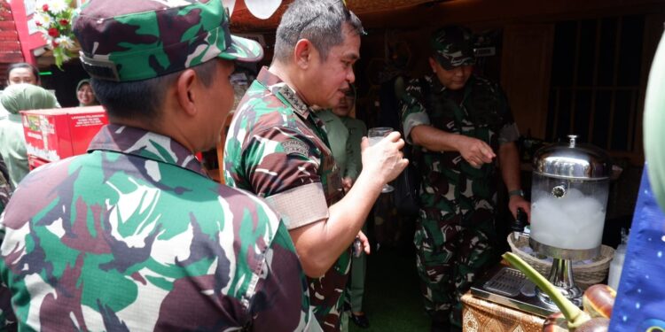KASAD Cicipi Minuman Kuliner Khas UMKM dari Kodim 0811/Tuban