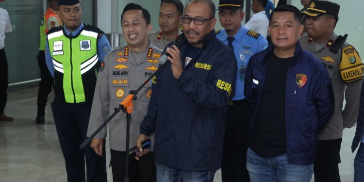 2 Pelaku Kasus Judi Online Libatkan Pegawai Komdigi Tiba di Bandara Soetta