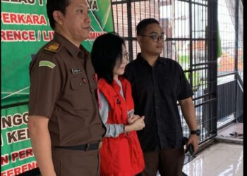 Kajati Jatim Mia Amiati Jelaskan Pemindahan Tersangka Suap Meirizka Widjaja dari Kejati Jatim ke Kejagung