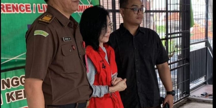 Kajati Jatim Mia Amiati Jelaskan Pemindahan Tersangka Suap Meirizka Widjaja dari Kejati Jatim ke Kejagung