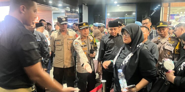 Polres Mojokerto Bersama TNI Kawal Debat Pamungkas Pilbup Mojokerto 2024