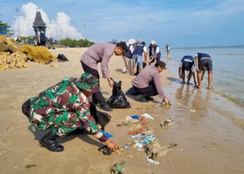 Sinergitas Gerakan Bersih Pantai Bersama Mahasiswa Unair, Wujudkan Pantai Yang Asri Di Perbatasan Jateng – Jatim